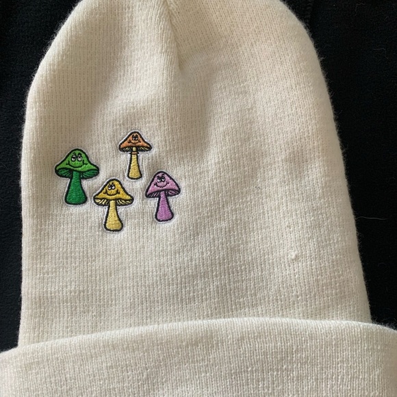 ❤️NEFF Mushroom Beanie White Foldable Cuff - Picture 1 of 7